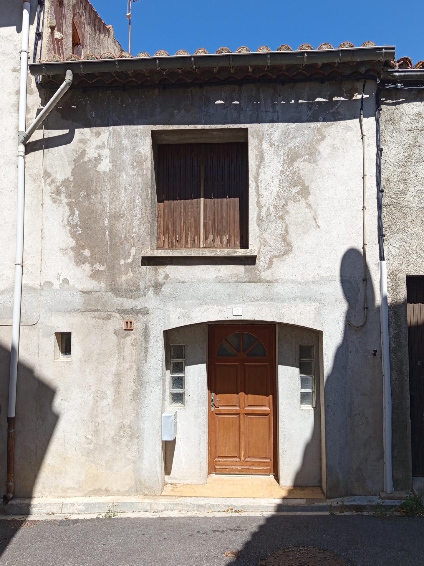 Maison de village à rénover avec de beaux volumes et cour intérieure FORT POTENTIEL !!