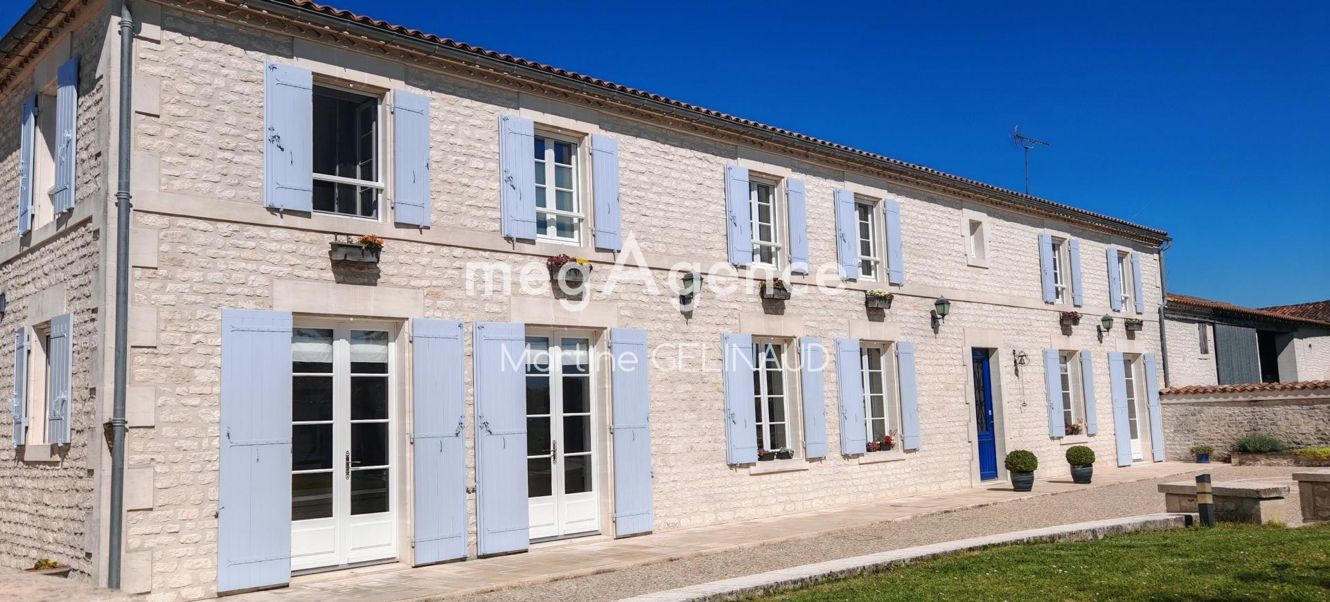 Maison 8 pièces 237 m² · à Montils · 237 m² · 590 000 €