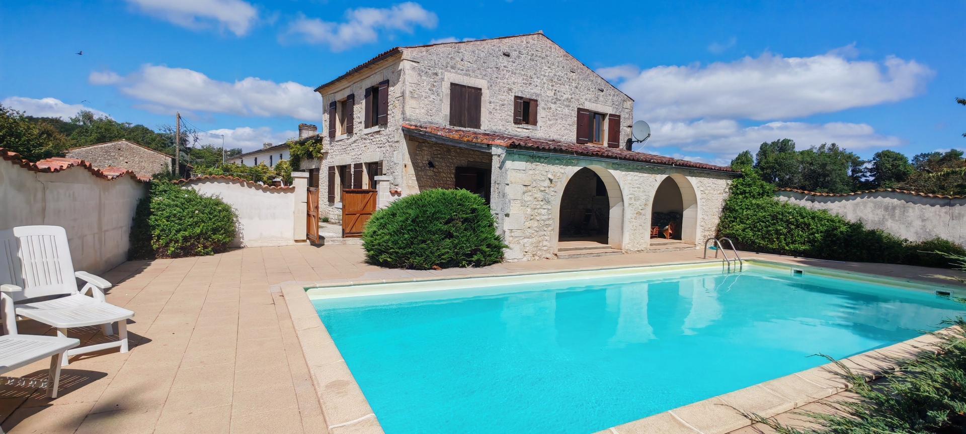 Maison 15 pièces 282 m² · à Saint-André-de-Lidon · 282 m² · 255 000 €