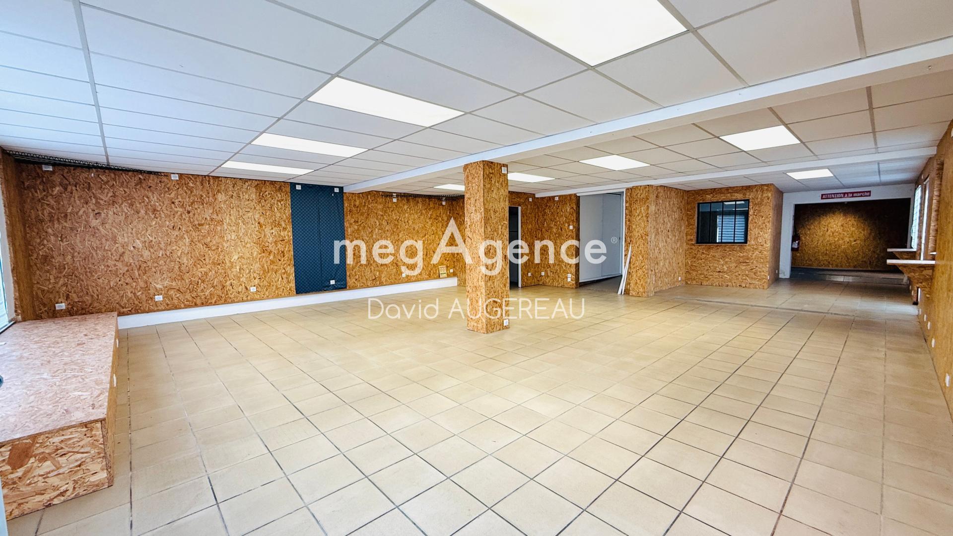 Local commercial 4 pièces 196 m² · à L'Île-d'Yeu · 196 m² · 333 000 €