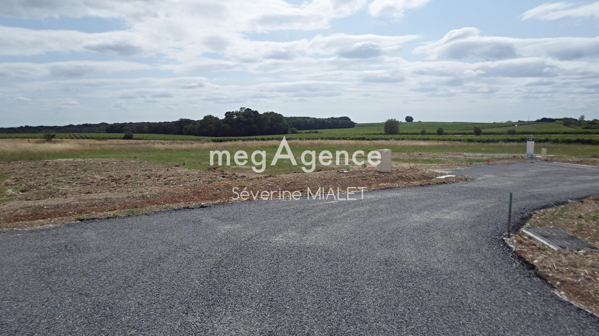 Terrain 2581 m² · à Louzac-Saint-André · 66 900 €
