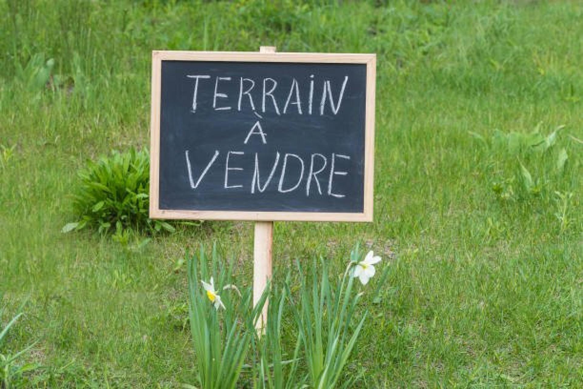 Terrain 1300 m² · à Val-de-Cognac · 37 000 €