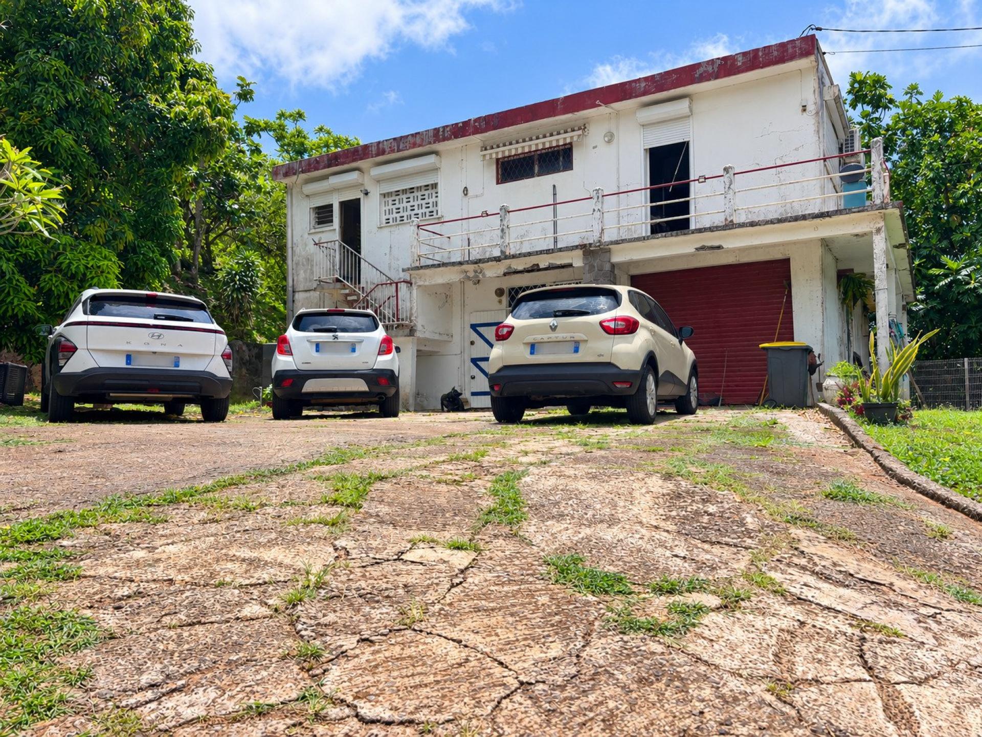 À Goyave, découvrez une propriété au fort potentiel ! Sur une parcelle verdoyante de 2 938 m², cette maison offre 4 chambres, de beaux volumes et une seconde construction à finir selon vos projets. Des travaux de rénovation sont à prévoir pour révéler tout le potentiel de ce bien, idéal pour un projet familial ou un investissement locatif.