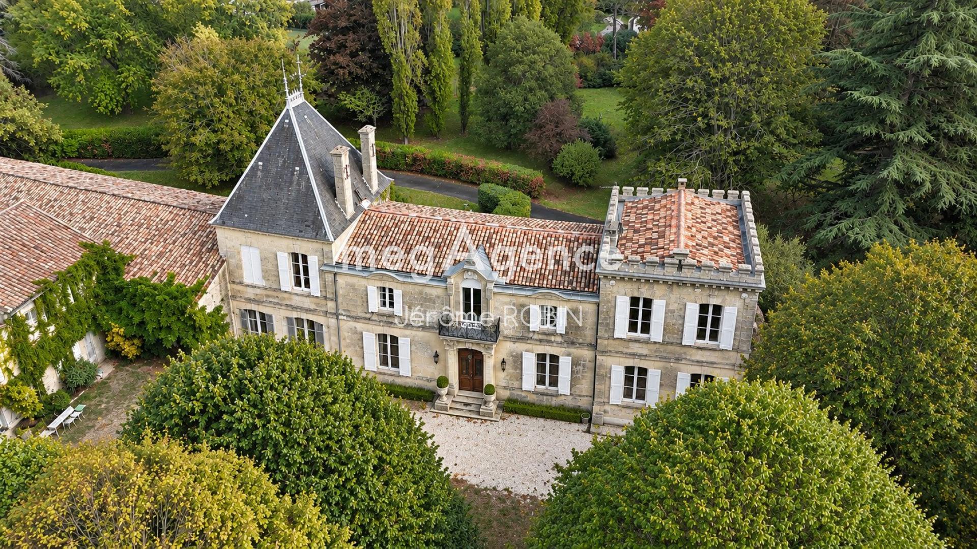Maison 11 pièces 323 m² · à Camblanes-et-Meynac · 323 m² · 835 000 €